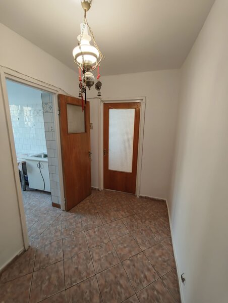 Piata Straduintei, Niculitel, vand apartament 3 camere