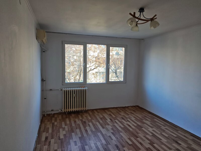 Piata Straduintei, Niculitel, vand apartament 3 camere